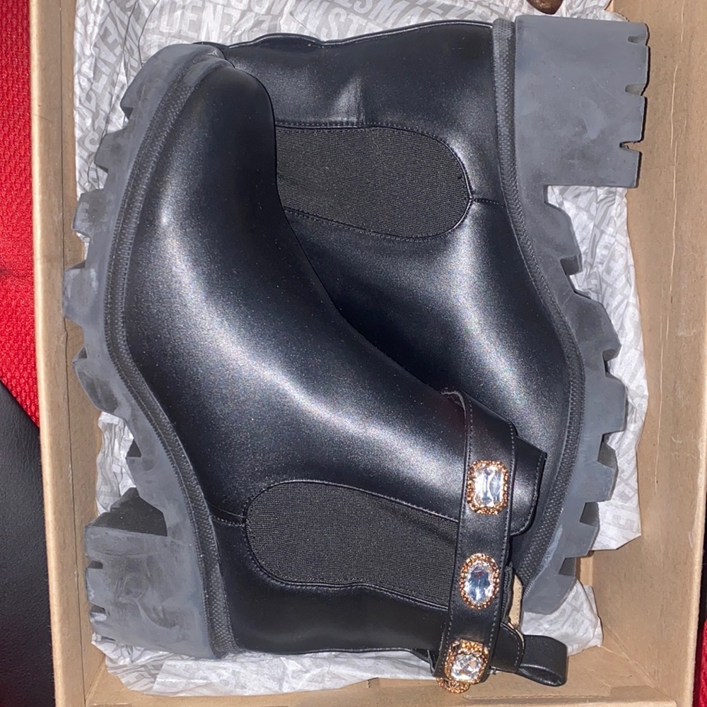Brand new never worn Steve Madden boots size 10